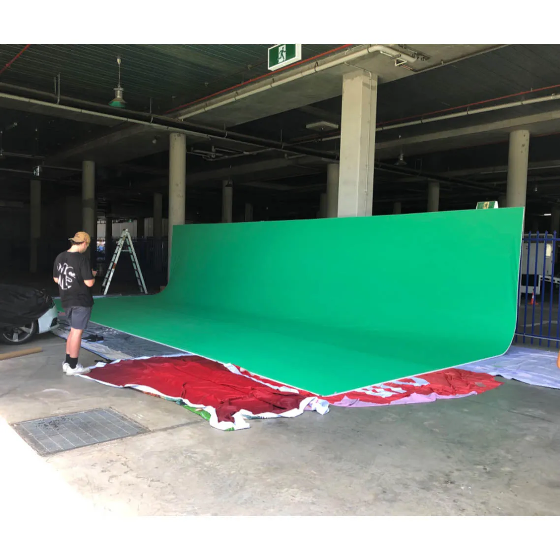 Curved Large Commercial Cyclorama Infinity Cove Backdrop and Frame Bundle Kit V2 - Chromakey Green (Made To Order)